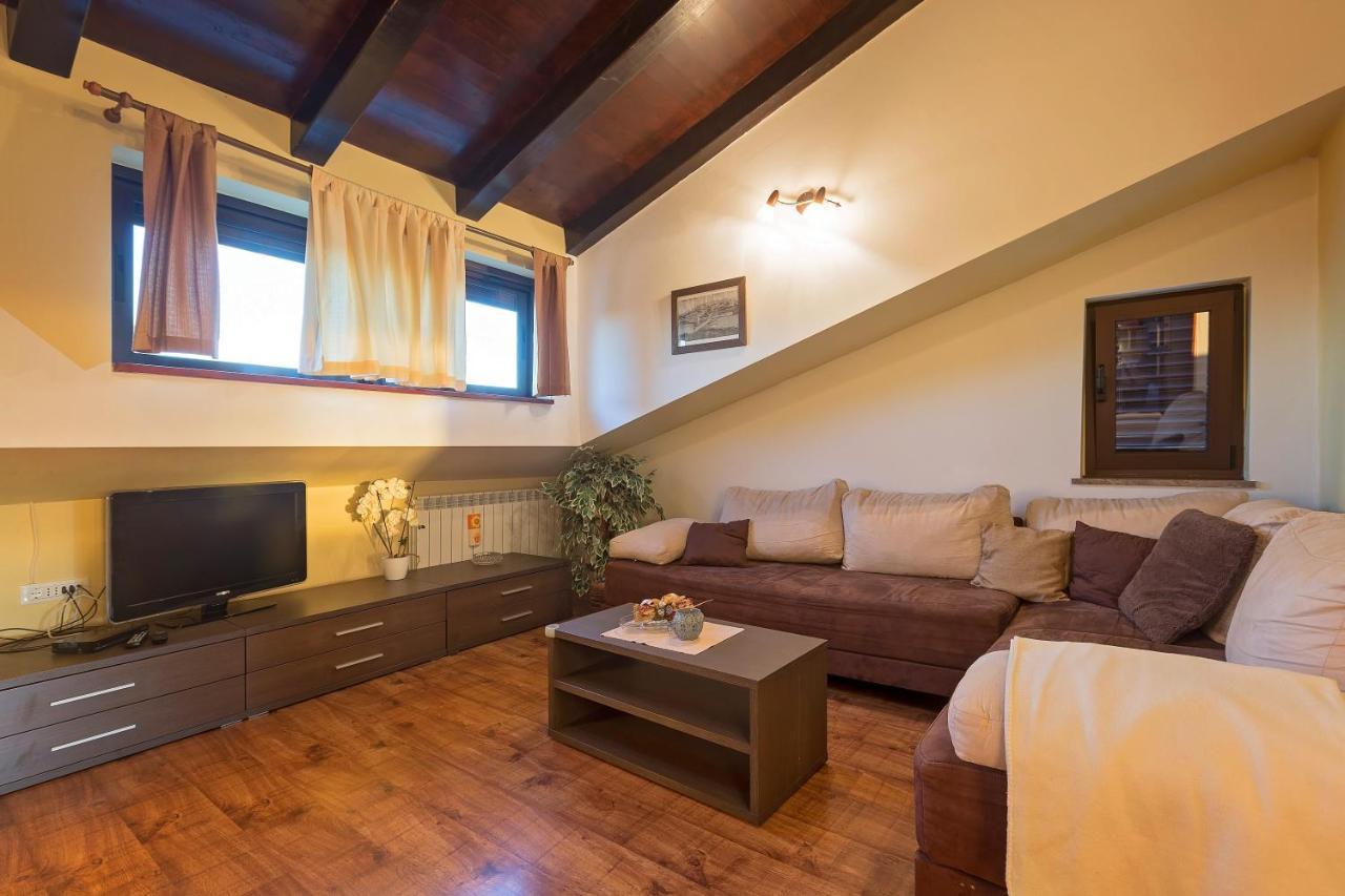 Apartmani Gilda เวอร์ซาร์ ภายนอก รูปภาพ