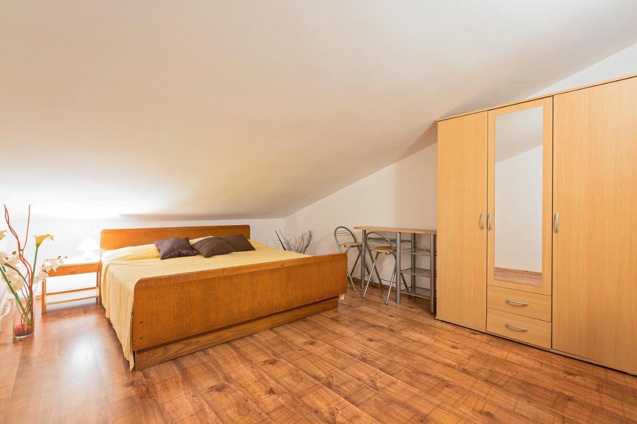 Apartmani Gilda เวอร์ซาร์ ภายนอก รูปภาพ