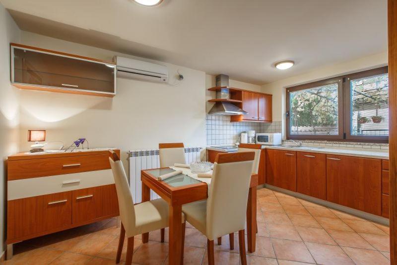 Apartmani Gilda เวอร์ซาร์ ภายนอก รูปภาพ