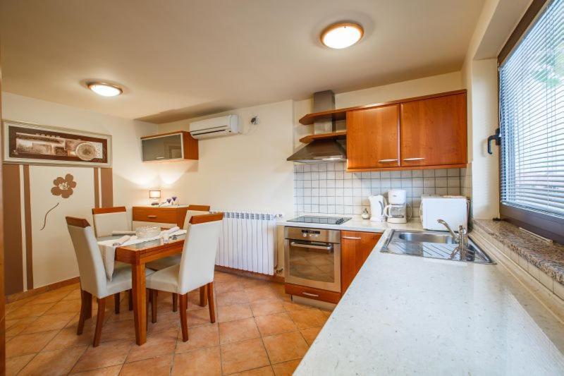 Apartmani Gilda เวอร์ซาร์ ภายนอก รูปภาพ