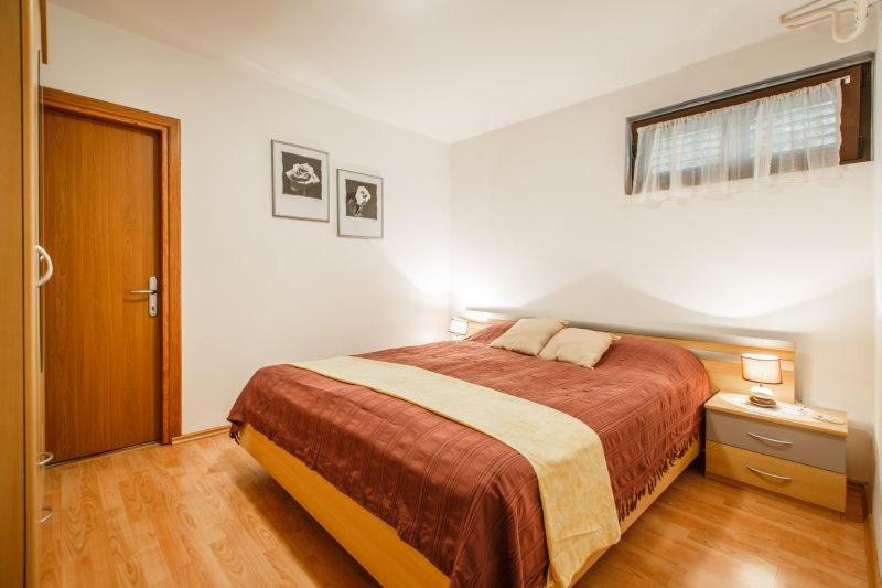 Apartmani Gilda เวอร์ซาร์ ภายนอก รูปภาพ